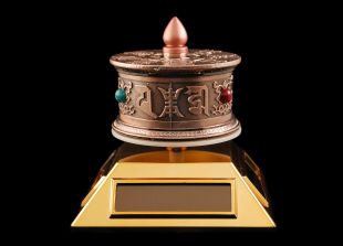 金字塔底太陽能轉經輪